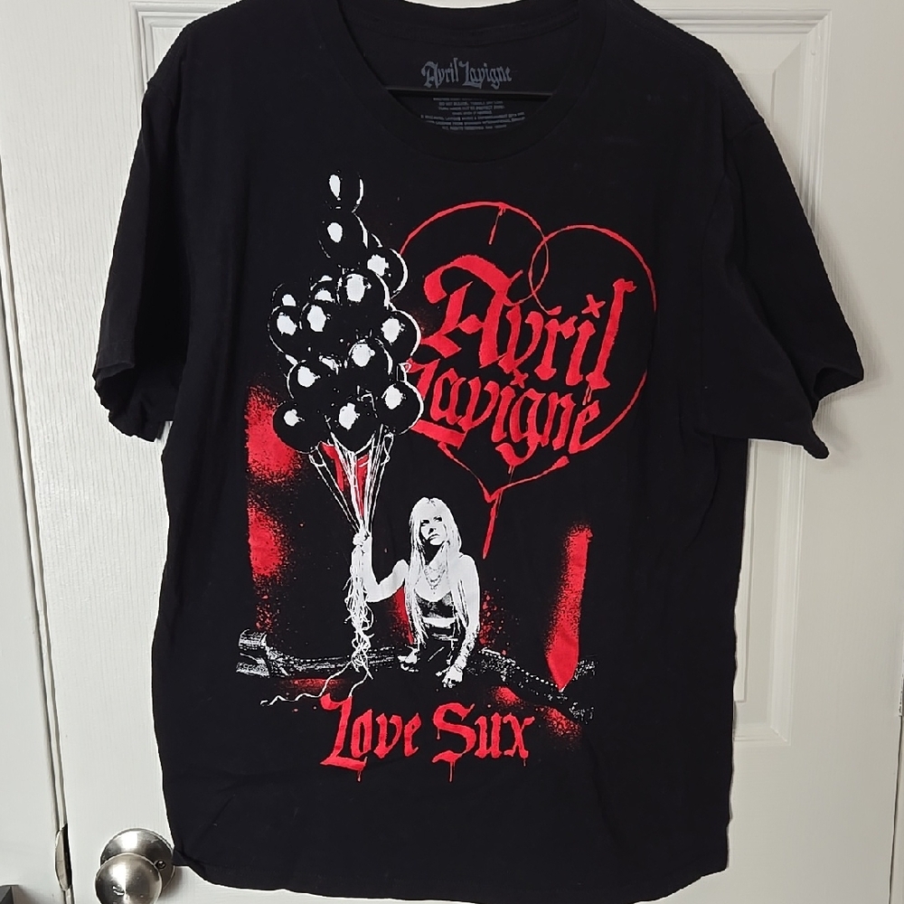 Avril Lavigne Black and Red Short Sleeve Tee with Graphic Design